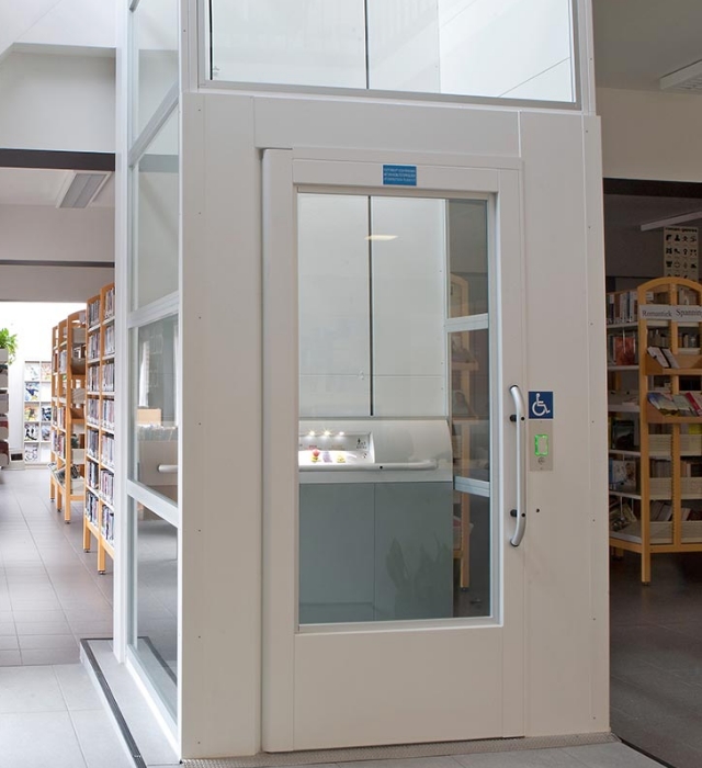 Bild zu "Lifte öffentlich" Weißer Lift in einer öffentlichen Bibliothek