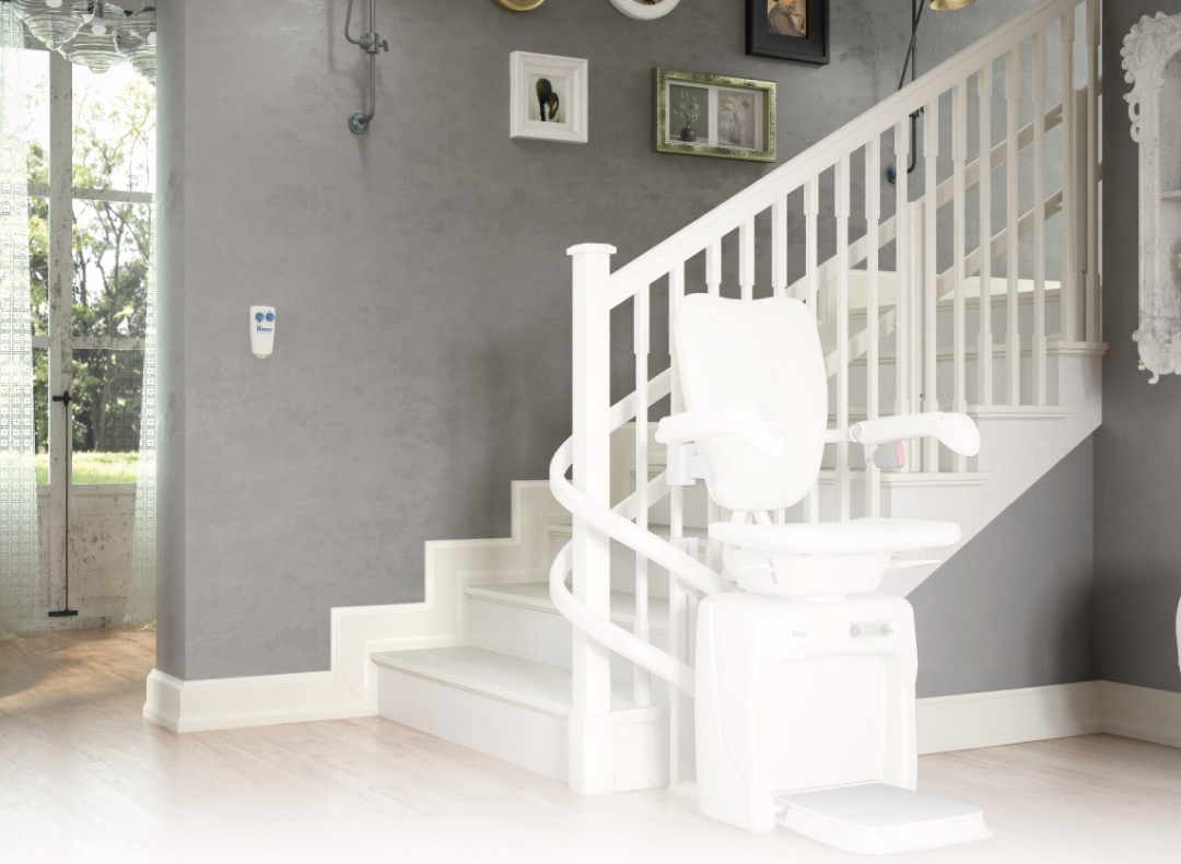 Teaserbild zu "Treppenlifte" Flur in einem privaten Haus mit weißer Treppe und Treppenlift